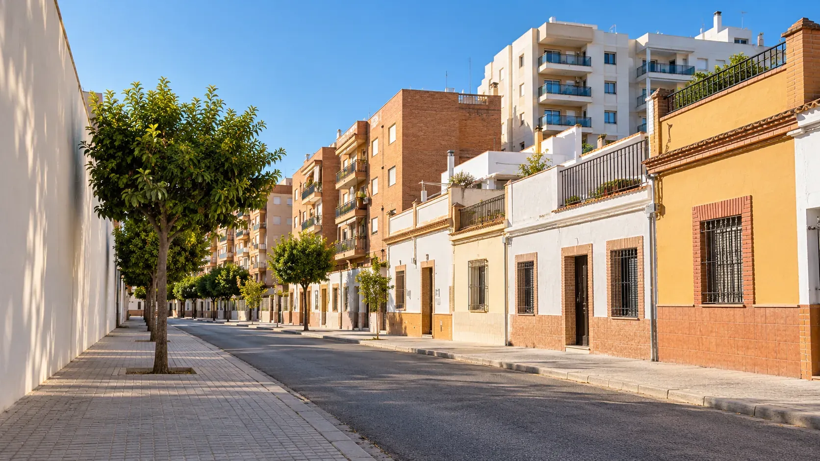 Calle de casas bajas de una y dos plantas en el barrio de Torreblanca, Sevilla