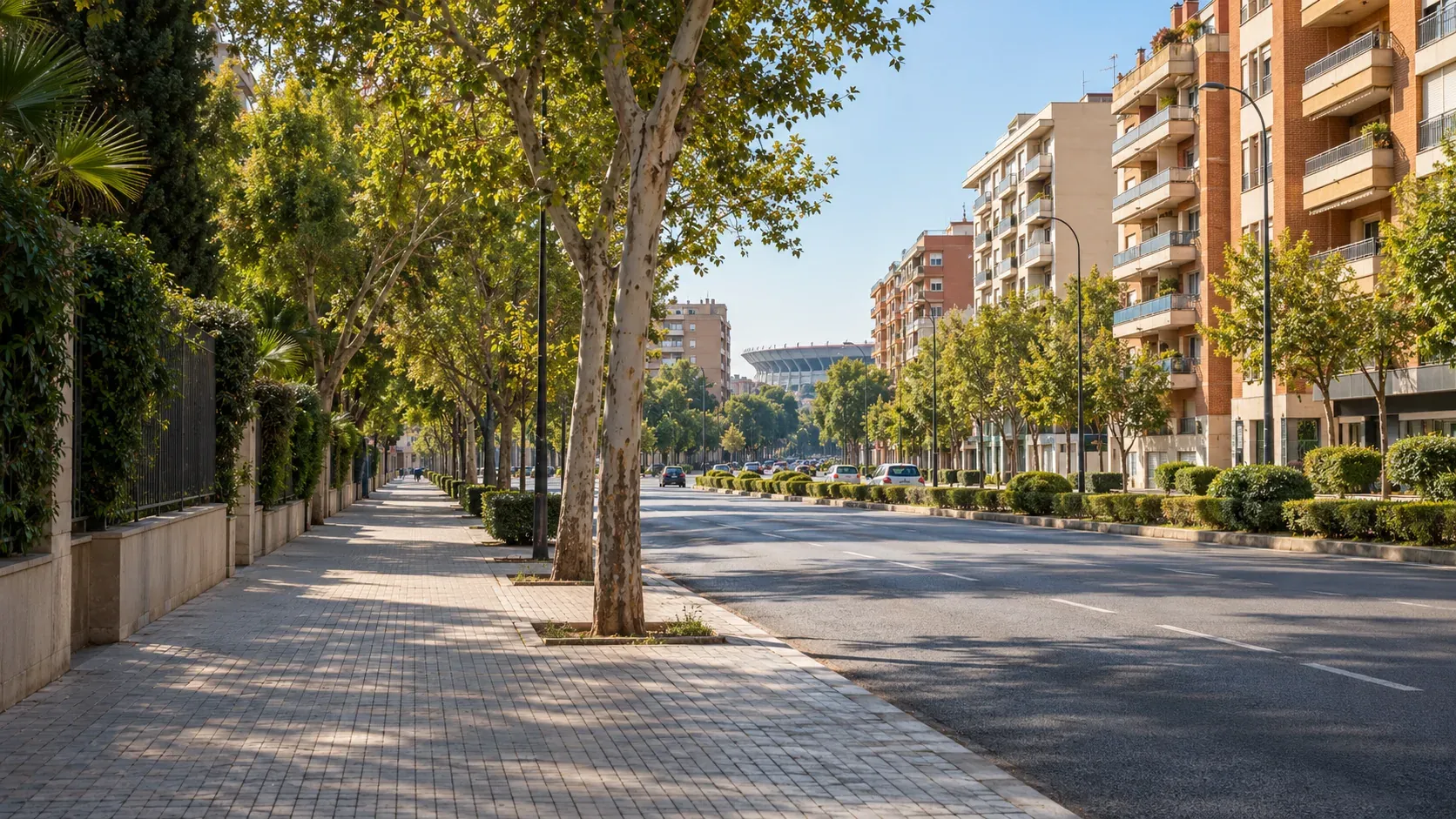 Avenida del distrito Nervión de Sevilla con bloques residenciales