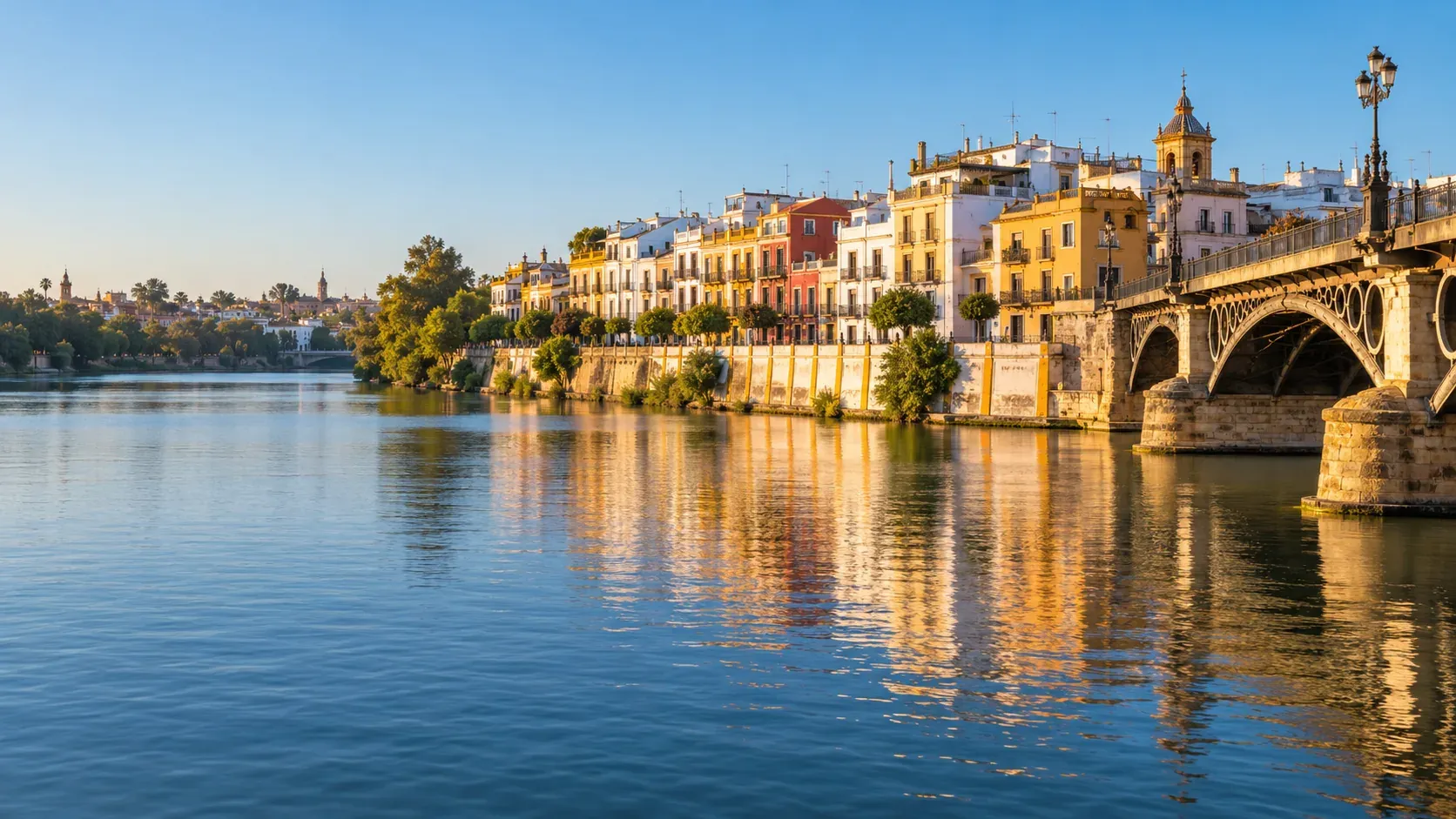 Vista del distrito Triana de Sevilla desde el río con el puente de Isabel II y bloques de viviendas